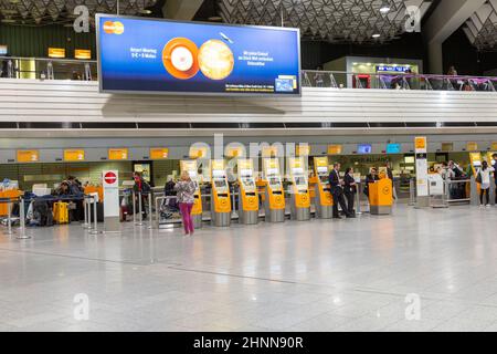 Menschen am Flughafen am Abend in Frankfurt Stockfoto
