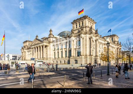 Touristen laufen entlang des Reichstags in Berlin, Deutschland Stockfoto