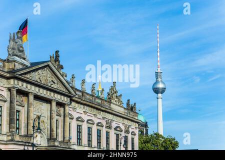 Text FRIDERICUS im deutschen Historischen Museum, einem historischen Gebäude in Ost-Berlin mit dem Fernsehturm und zwei Adlern als Symbol Deutschlands Stockfoto