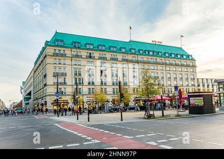 Historisches Hotel Adlon in Berlin, Deutschland in der Gasse unter den Linden Stockfoto