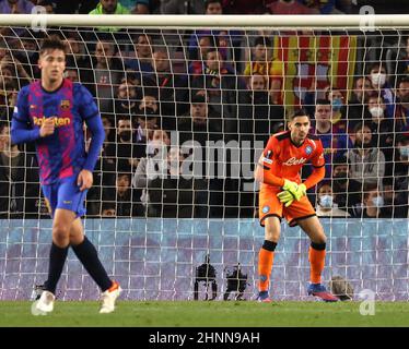 Barcelona, Catalogna, Espana. 17th. Februar 2022. Während des Europa League Football Spiels FC Barcelona gegen SSC Neapel am 17. Februar 2022 im Camp Nou Stadion in Barcelona. In Bild: Alex Meret (Bild: © Fabio Sasso/ZUMA Press Wire) Stockfoto