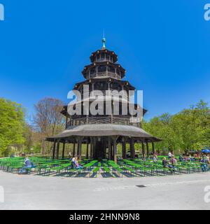 Die Menschen genießen den Biergarten in der Nähe des chinesischen Turms Stockfoto