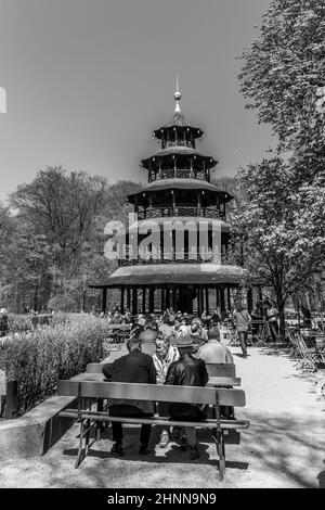 Die Menschen genießen den Biergarten in der Nähe des chinesischen Turms Stockfoto