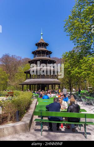 Die Menschen genießen den Biergarten in der Nähe des chinesischen Turms Stockfoto