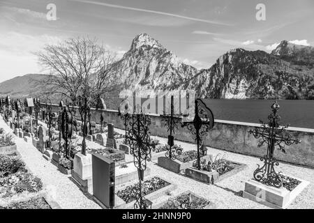 Alter Friedhof am Kirchhof mit Blick auf die Berge Stockfoto