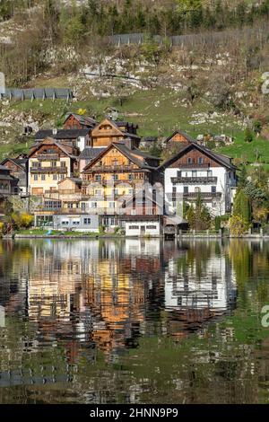 Hallstätter Stadt mit traditionellen Holzhäusern Stockfoto