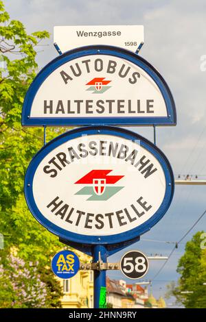 Logo der Wiener Linien auf einer Straßenbahnhaltestelle (Strassenbahn-Haltestelle) am Karlsplatz in Wien. Die Wiener Linien ist die öffentliche Verkehrsbehörde in Wien Stockfoto