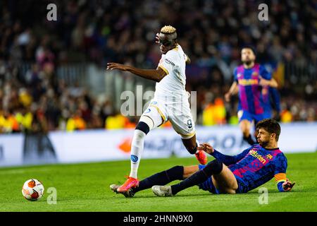 Barcelona, Spanien. 17th. Februar 2022. Gerard Pique (FC Barcelona) duelliert sich am 17. Februar 2022 im Fußballspiel Europa League zwischen dem FC Barcelona und dem SSC Napoli im Camp Nou-Stadion in Barcelona, Spanien, um den Ball gegen Victor Osimhen (SSC Napoli). Foto: Siu Wu. Kredit: dpa/Alamy Live Nachrichten Stockfoto