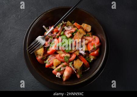 Panzanella, traditioneller italienischer Salat mit Tomaten und Brot. Toskanisches, mediterranes gesundes Essen. Stockfoto