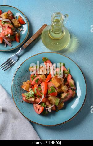 Panzanella, traditioneller italienischer Salat mit Tomaten und Brot. Toskanisches, mediterranes gesundes Essen. Stockfoto
