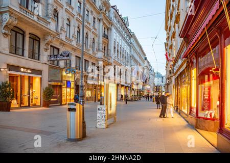 Nachts besuchen Menschen den Graben in Wien. Die Grabenstraße gehört zu den bekanntesten Straßen in Wien, der Hauptstadt Österreichs Stockfoto