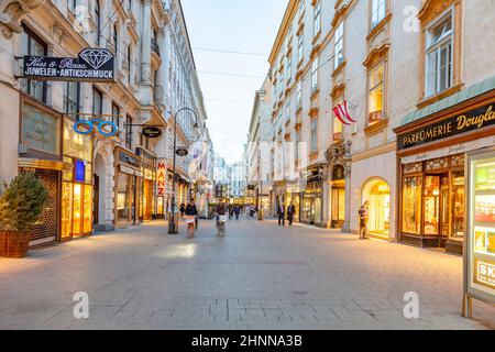 Nachts besuchen Menschen den Graben in Wien. Die Grabenstraße gehört zu den bekanntesten Straßen in Wien, der Hauptstadt Österreichs Stockfoto