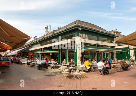 Die Menschen genießen den Naschmarkt in Wien Stockfoto