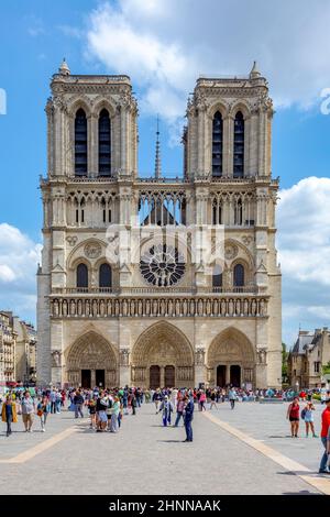 An einem sonnigen Sommertag besuchen die Menschen die Kathedrale notre dame in Paris Stockfoto