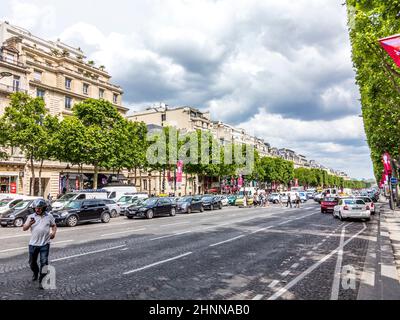 Menschen, die die berühmte Straße von Paris, die Champs d´elysees im Herzen von Paris, zu Fuß erkunden und besuchen Stockfoto