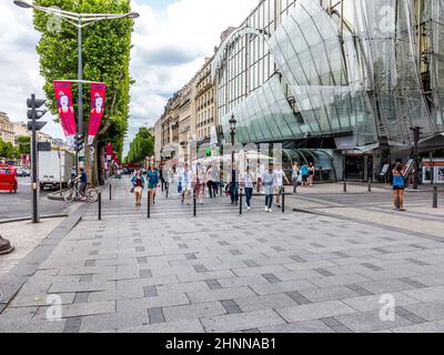 Menschen, die die berühmte Straße von Paris, die Champs d´elysees im Herzen von Paris, zu Fuß erkunden und besuchen Stockfoto