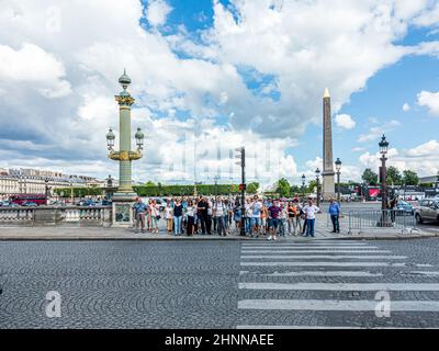 Am Place de la concorde im Herzen von Paris überqueren die Menschen an einer Ampel für Fußgänger die Straße.an der Champs d´ Elysees Stockfoto