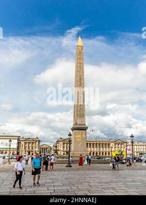 Der Luxor Obelisk im Zentrum des Place de la Concorde in Paris an einem Sommertag mit Touristen Stockfoto