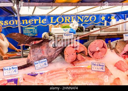 Auf dem Bauernmarkt in Chaillot, Paris, kaufen die Menschen frischen Fisch ein Stockfoto