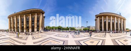 Palais de Chaillot, Touristen und Pariser zu Fuß an der Esplanade des Trocadero in Paris, Frankreich Stockfoto