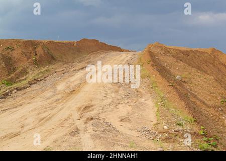 Haufen im Steinbruch Sand gegen den blauen Himmel Stockfoto