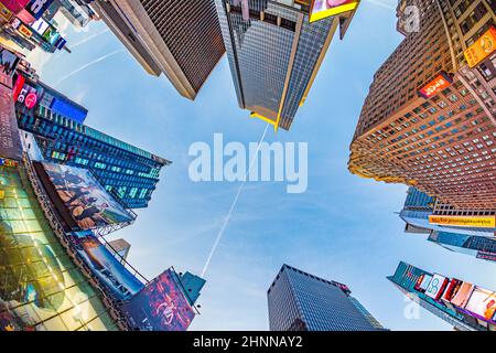 Times Square, gekennzeichnet mit Theatern am Broadway und Vielzahl von LED-Schilder Stockfoto