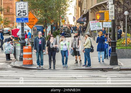 Die Menschen in New York warten darauf, dass eine grüne Ampel die Straße überquert Stockfoto