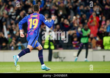 BARCELONA, SPANIEN - 17. FEBRUAR: Ferran Torres vom FC Barcelona feiert sein Tor während des UEFA Europa League-Spiels zwischen dem FC Barcelona und dem SSC Napoli am 17. Februar 2022 im Camp Nou in Barcelona, Spanien (Foto: DAX Images/Orange Picors) Stockfoto