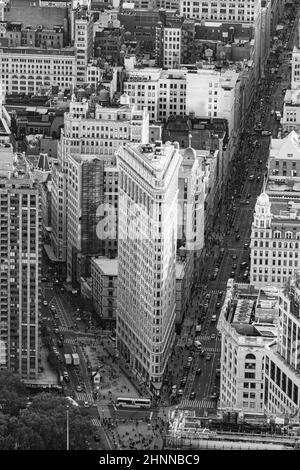 Flatiron Building (Fuller Building) in Manhattan ist ein dreieckiges, mit Stahlrahmen versehtes, landmarkiertes Gebäude an der Fifth Avenue Stockfoto