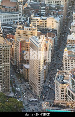 Flatiron Building (Fuller Building) in Manhattan ist ein dreieckiges, mit Stahlrahmen versehtes, landmarkiertes Gebäude an der Fifth Avenue Stockfoto