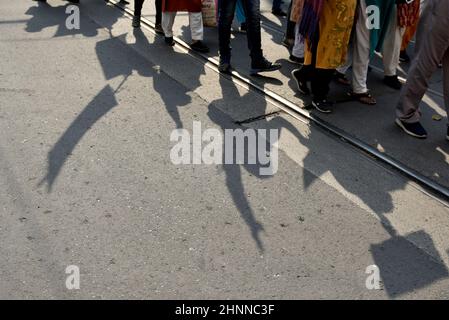 Kalkutta, Westbengalen, Indien. 17th. Februar 2022. Aktivisten der KOMMUNISTISCHEN Partei SUCI rufen Slogans auf, tragen Banner gegen die Privatisierung von Bildungseinrichtungen in Kalkutta, Indien, 17. Januar 2022. (Bild: © Indranil Aditya/ZUMA Press Wire) Stockfoto