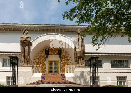 Eingang zum Ernst-Ludwig-Haus an der mathildenhöhe in Darmstadt, Deutschland. Der Architekt Joseph Maria Olbricht baute das Jugendstilhaus im Jahr 1900. Stockfoto