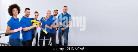 Reinigungsservice Für Hausmeister. Diverse Gruppe Im Büro Stockfoto