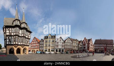Berühmtes Rathaus und historische Fachwerkhäuser am zentralen Platz in Alsfeld, deutschland. Stockfoto