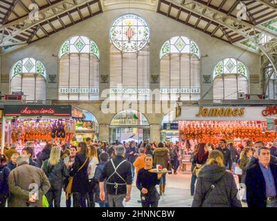Das Innere des Zentralmarkts von Valencia, auch bekannt als Mercat Central oder Mercado Central, in der Stadt Valencia in Spanien Stockfoto