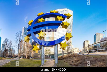 das euro-Symbol steht vor der alten europäischen Zentralbank Stockfoto