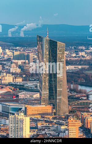 Skyline von Frankfurt mit EZB, europäischer Zentralbank, Main und Wolkenkratzern am Abend Stockfoto