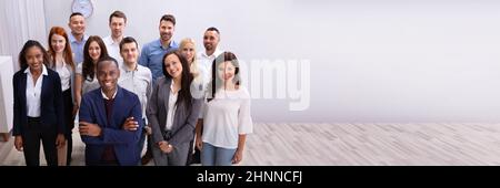 Glückliche Gruppe Von Geschäftsleuten, Die Im Büro Stehen Stockfoto