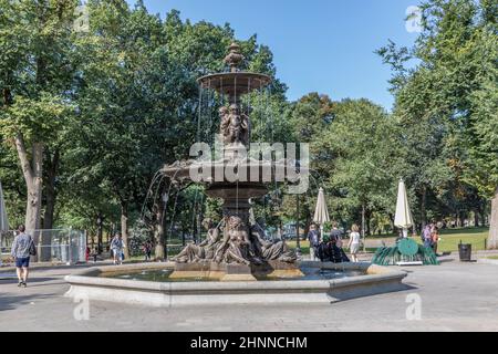 Die Menschen im Park genießen Boston Commons Brewer Fountain, Boston, Massachusetts Stockfoto