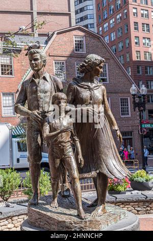 Das Boston Irish Hungersnot Memorial enthält zwei Gruppen von Statuen, die während der Großen Hungersnot von 1845–1852 leiden. Stockfoto