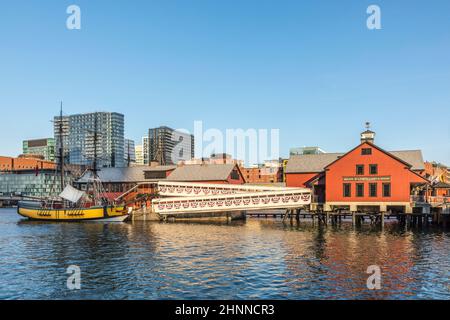 pier mit historischem Gebäude der Hafenanlage, wo die Boston Tea Party stattfand. 1773 Stockfoto