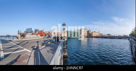 pier mit historischem Gebäude des Hafens, wo die Boston Tea Party stattfand. Die Boston Tea Party war ein politischer Protest der Söhne der Freiheit am 16. Dezember 1773 Stockfoto