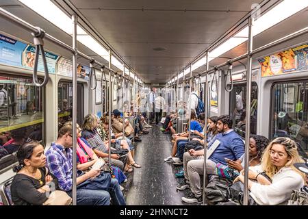 In Boston, USA, fahren Menschen in der U-Bahn. Die Metro Massachusetts Bay Transportation Authority (MBTA) betreibt Schwerbahn-, Stadtbahn- und Busverbindungen im Großraum Boston Stockfoto