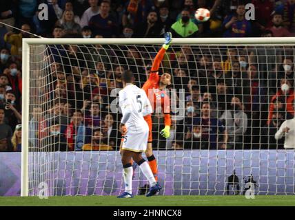 Barcelona, Catalogna, Espana. 17th. Februar 2022. Während des Europa League Football Spiels FC Barcelona gegen SSC Neapel am 17. Februar 2022 im Camp Nou Stadion in Barcelona. In Bild: Alex Meret (Bild: © Fabio Sasso/ZUMA Press Wire) Stockfoto