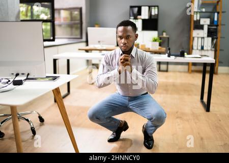 Übung Im Büro. Setzen Sie Sich An Der Rezeption Stockfoto