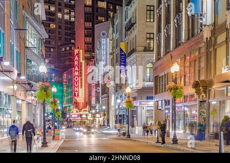 Blick auf das berühmte historische Theaterviertel in Boston bei Nacht Stockfoto