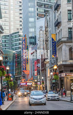 streetview Downtown Boston mit Werbung für PARAMOUNT CINEMA UND SUFFOLK UNIVERSITY in Boston, Massachusetts. Stockfoto