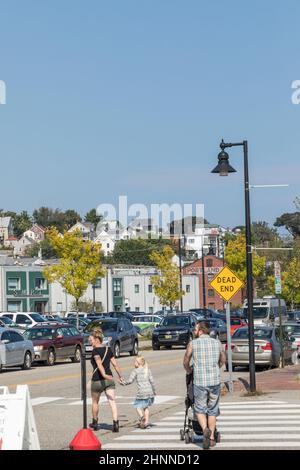 Die Menschen laufen entlang der Hancock Road in Portland mit der Skyline im Hintergrund Stockfoto