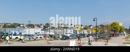 Die Menschen laufen entlang der Hancock Road in Portland mit der Skyline im Hintergrund Stockfoto