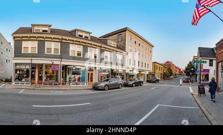 Historische Hauptstraße in Rockland, USA mit typischen historischen Backsteingebäuden Stockfoto